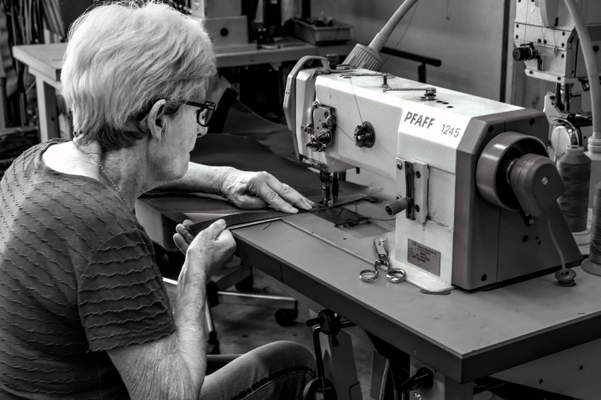 Couture d’une lanière de cuir à la machine dans l’atelier Sellerie Cassou