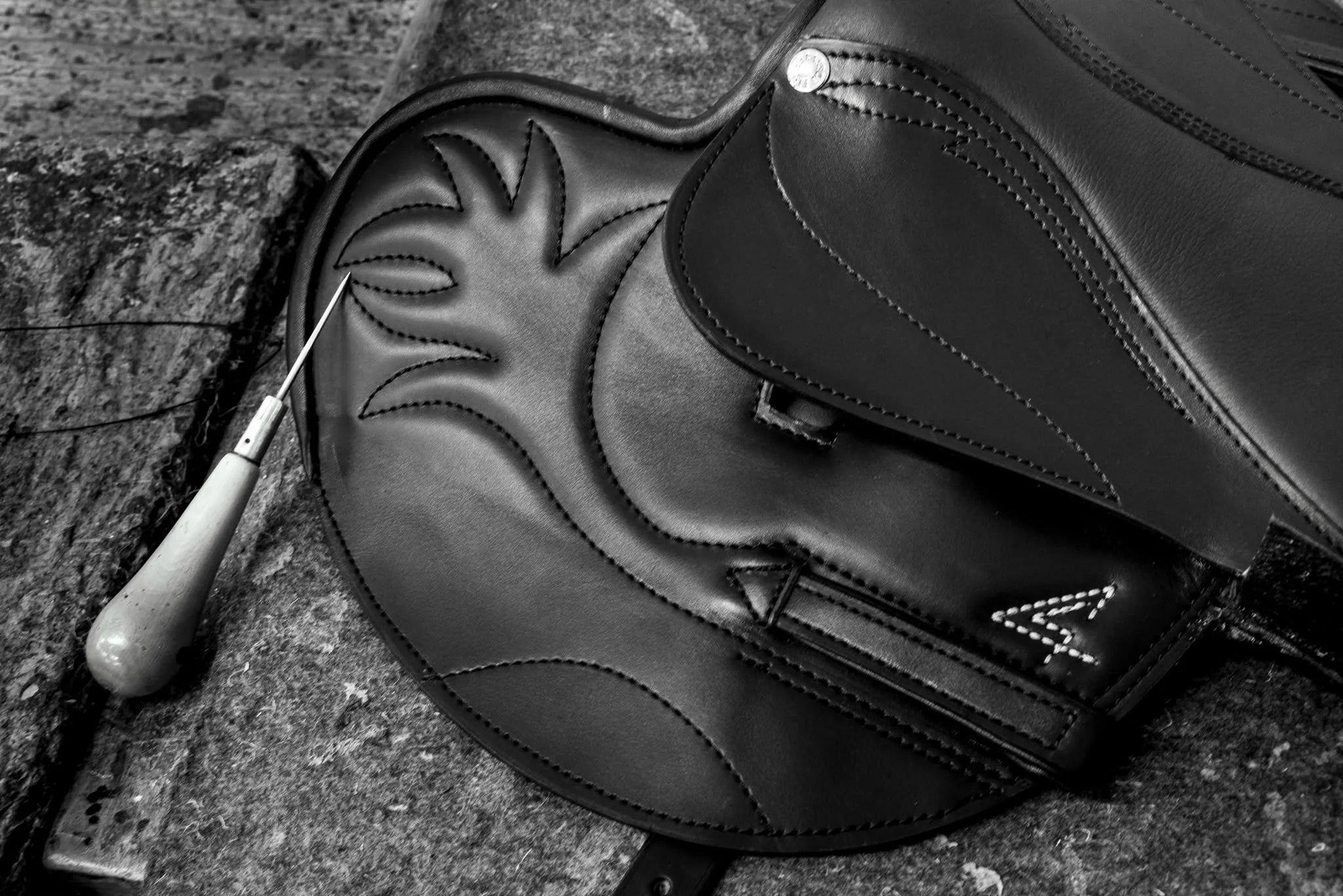 Détail des coutures et finitions d’une selle en cuir Sellerie Cassou
