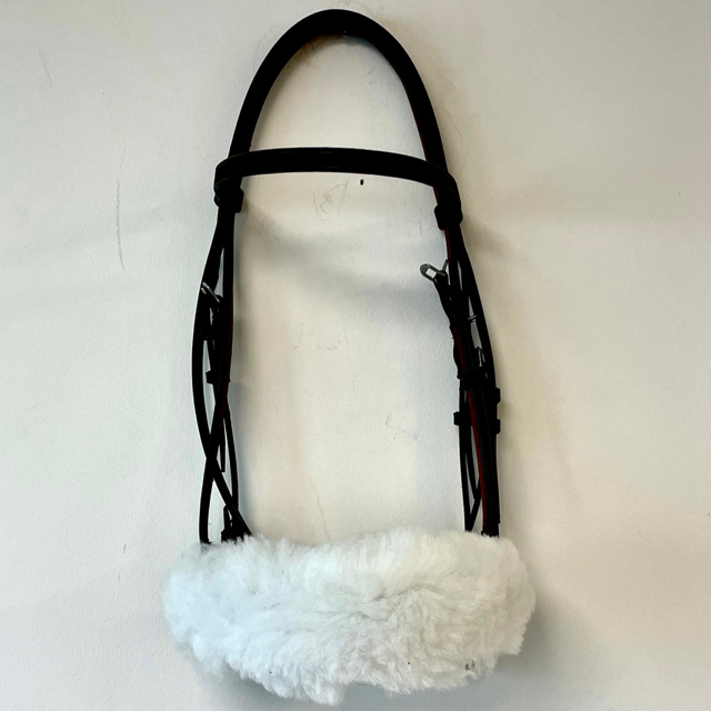 Noseband en mouton synthétique blanc pour cheval de course
