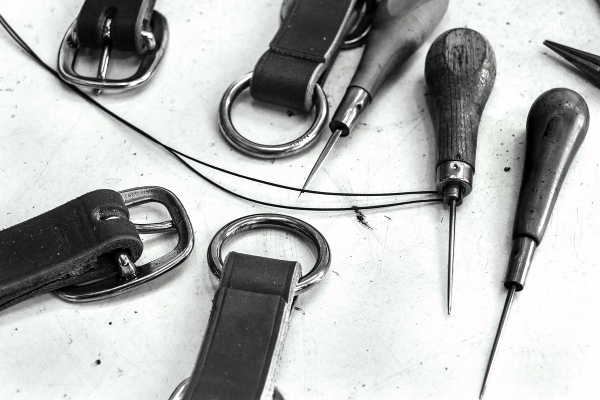 Alênes, fil et boucles de cuir sur la table du sellier Cassou