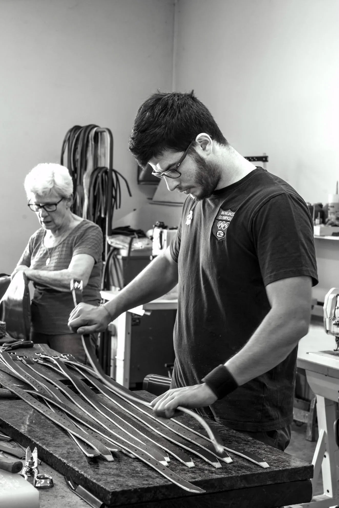 Artisan préparant des lanières de briderie dans l’atelier Sellerie Cassou