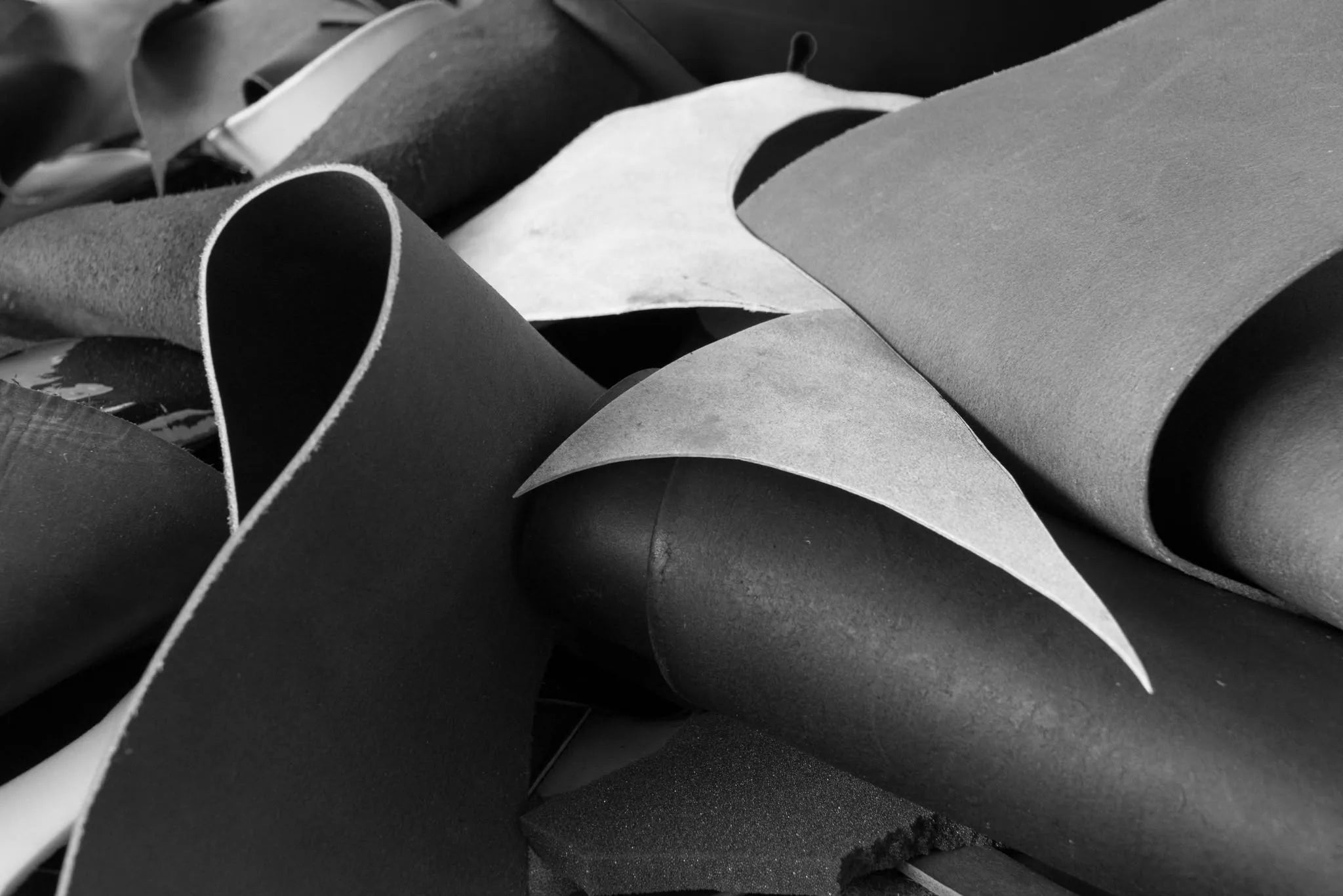 Détail des cuirs préparés pour la sellerie dans l’atelier Cassou, photographie en noir et blanc