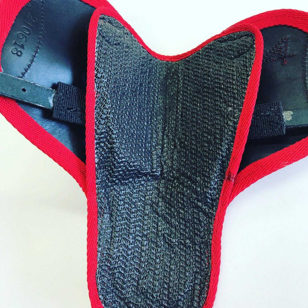 Selle de course plat légère en cuir, arçon carbone, de 200 g à 1 kg - Sellerie Cassou
