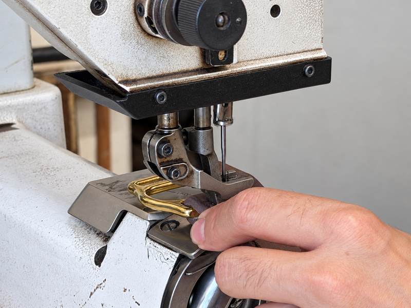 Gros plan sur une couture de cuir réalisée à la machine dans l'atelier.