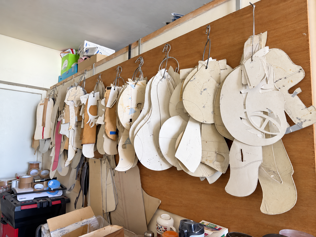 Patrons de selles suspendus dans l'atelier Sellerie Cassou