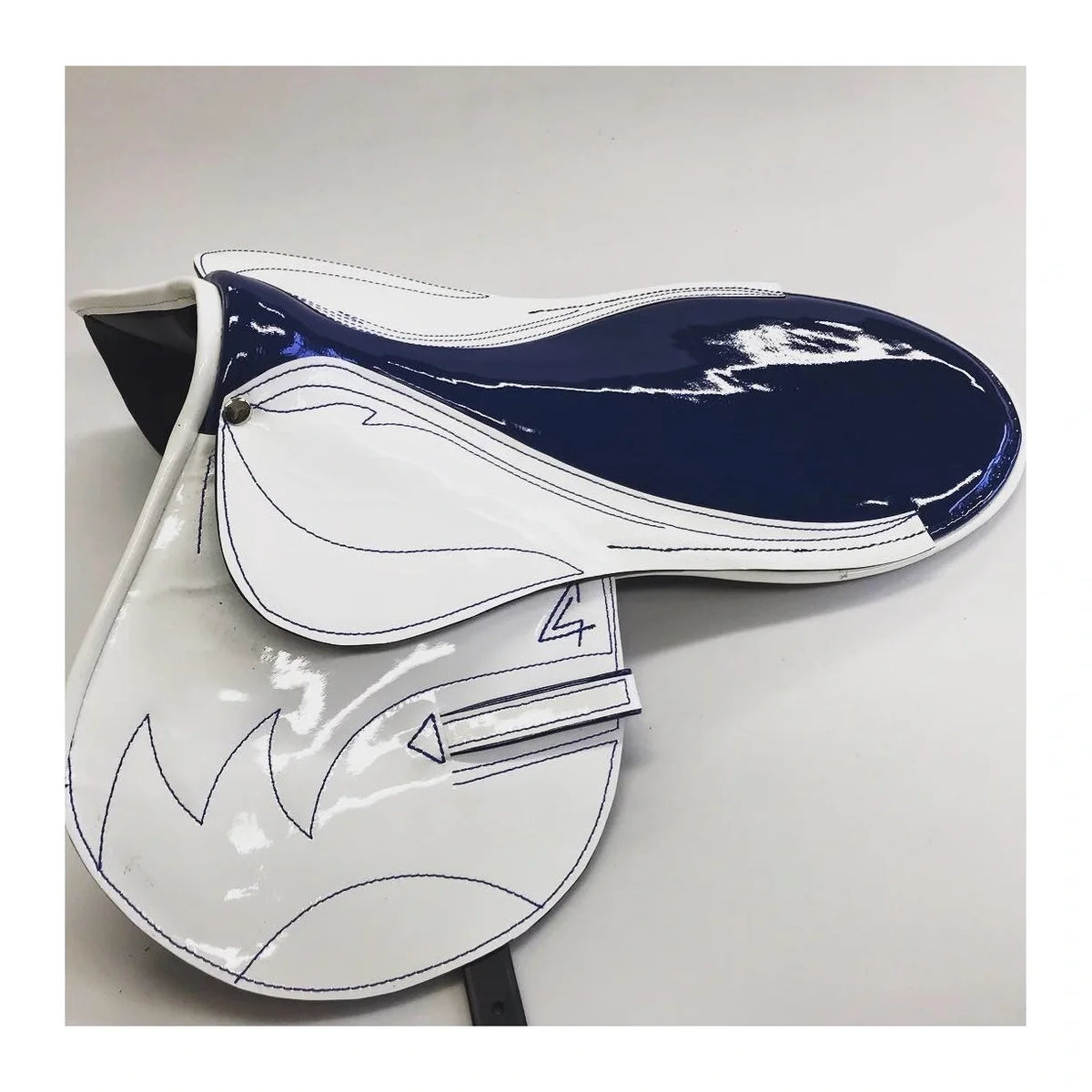Selle de course plat USA poches à plombs — vue complète au format carré
